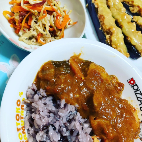 「古代米にミニカレー・ナス肉味噌チーズ・えのきニンジンバター炒め」の写真