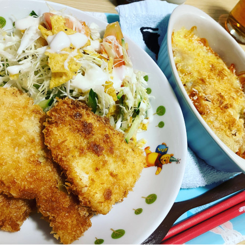 「フライパンで揚げた魚のフライ・トルティーヤチップスサラダ・ナポリタンの具だけをグラタンみたいにしたやつ」の写真