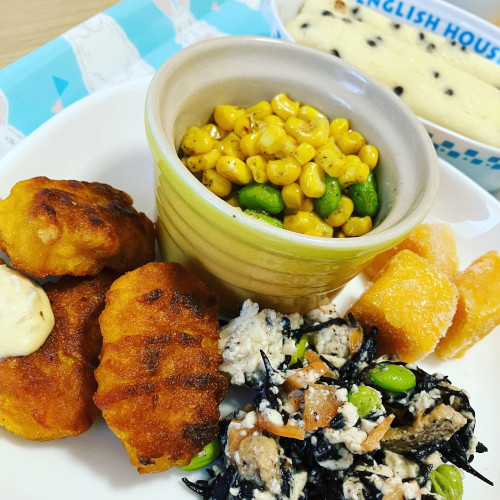 「〔残りもの寄せ集め朝ごはん〕前日の残りの白和えひじき・どこかのナゲット・バターコーン枝豆・冷凍とろっとマンゴー・セブンイレブンの「チョコチップが入ったスティックメロンパン」の写真