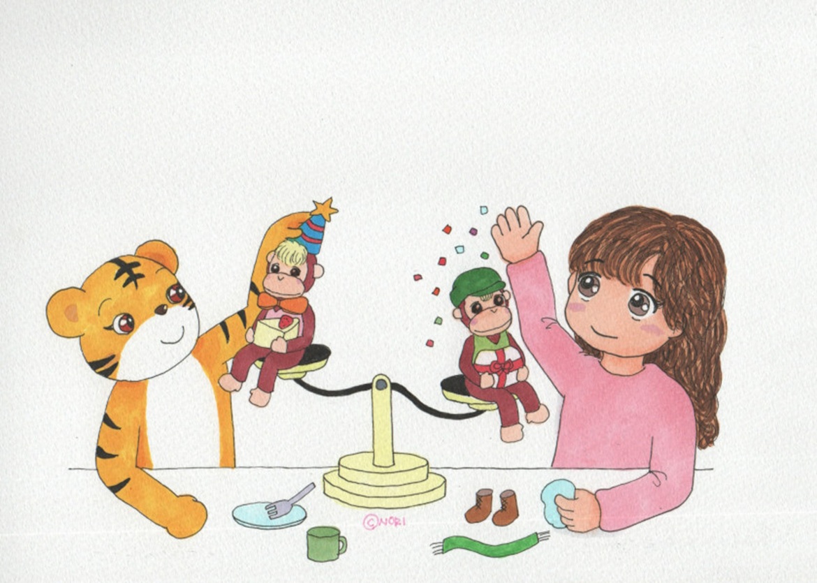 手にケーキやプレゼントを持っている２匹の猿が天秤に乗っていて、女の子とトラの子が２匹の猿をお祝いしている、手描きイラスト